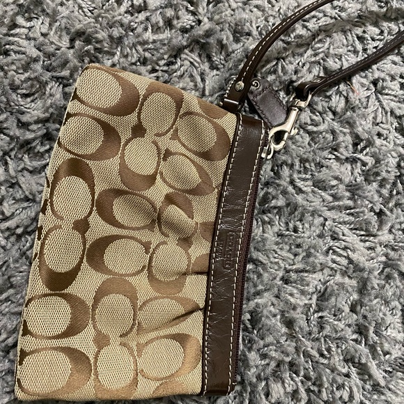 Brown classic Coach wristlet - Picture 2 of 4